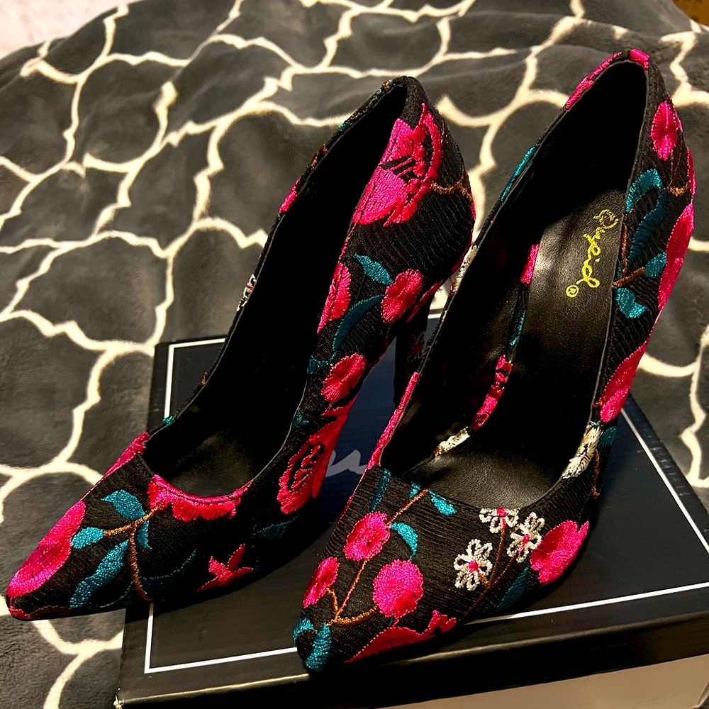Embroidered high heel pumps